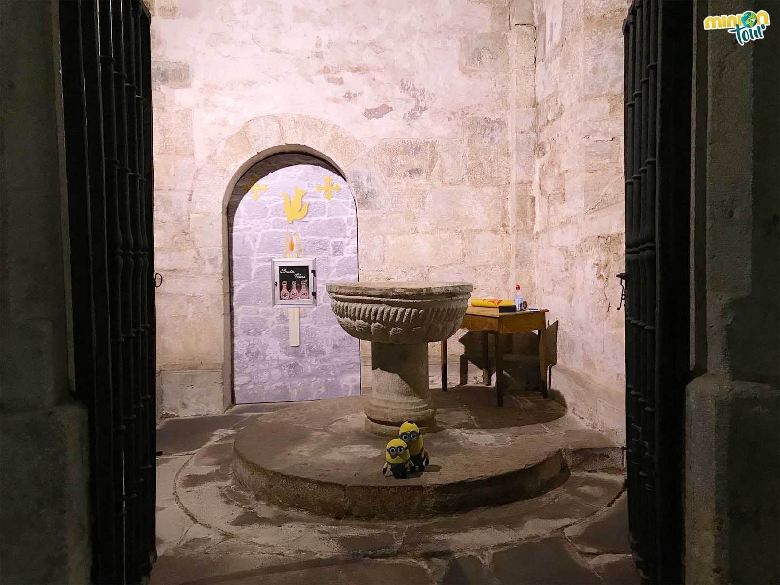 Dos Minions en el baptisterio de la Iglesia de Santa María de Meira