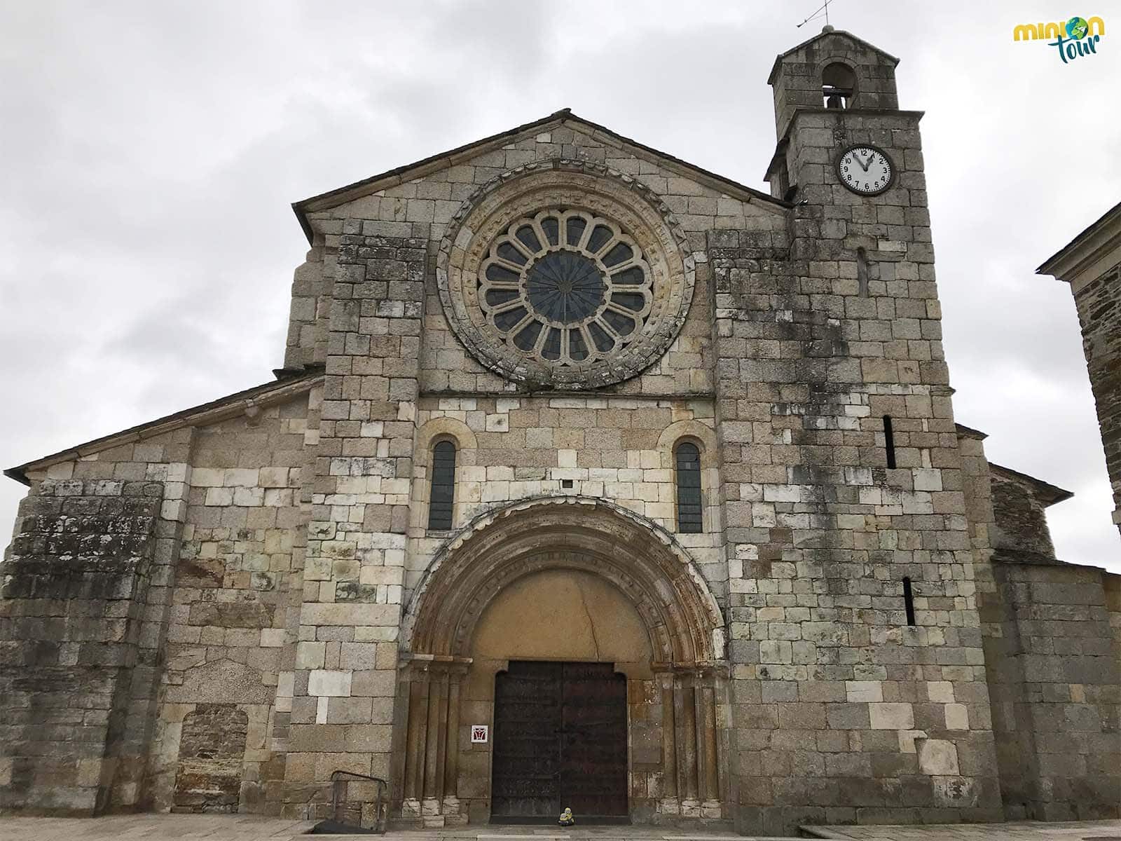 Minions admirando la fachada de la Iglesia de Santa María de Meira