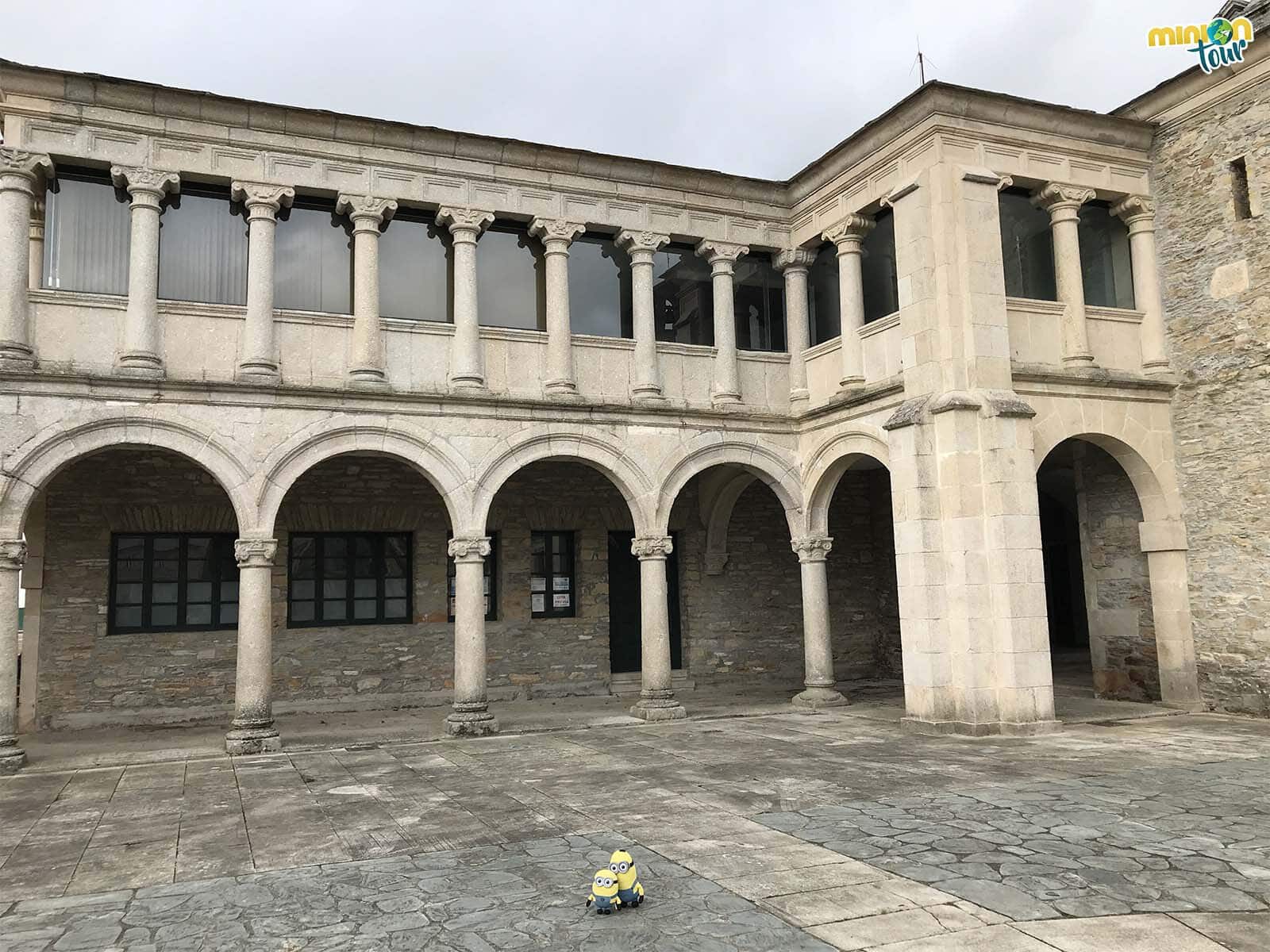 Paseando por lo que queda del claustro de Santa María de Meira