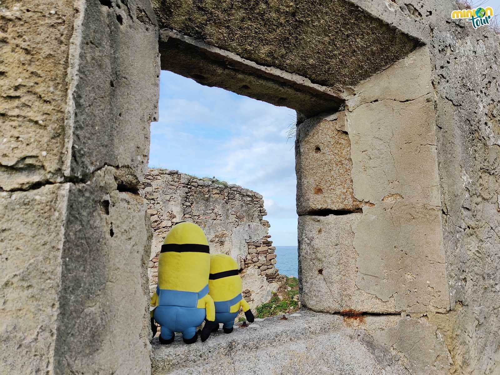 Minions en las ruinas de la Ermita de San Tirso en Xove