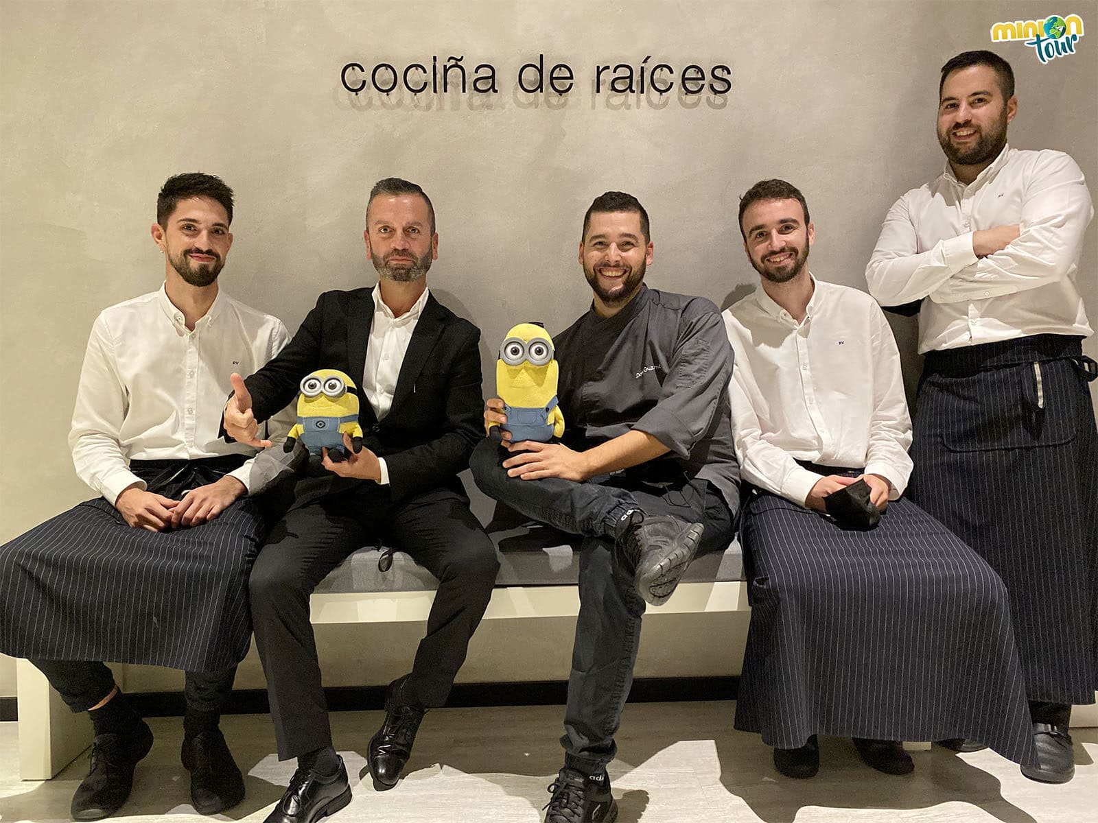 Minions posando con el equipo del restaurante Nova en Ourense
