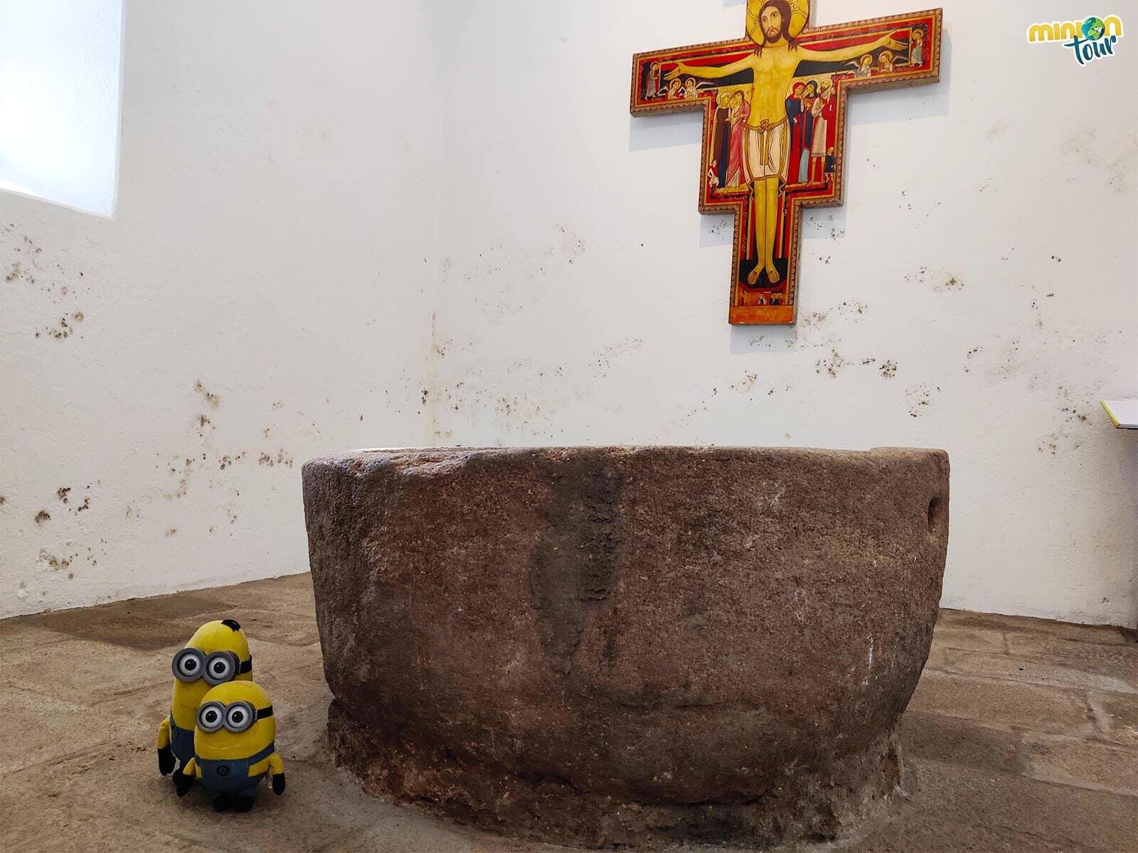 Hemos encontrado una pila bautismal y un Cristo en el interior del Santuario de O Cebreiro