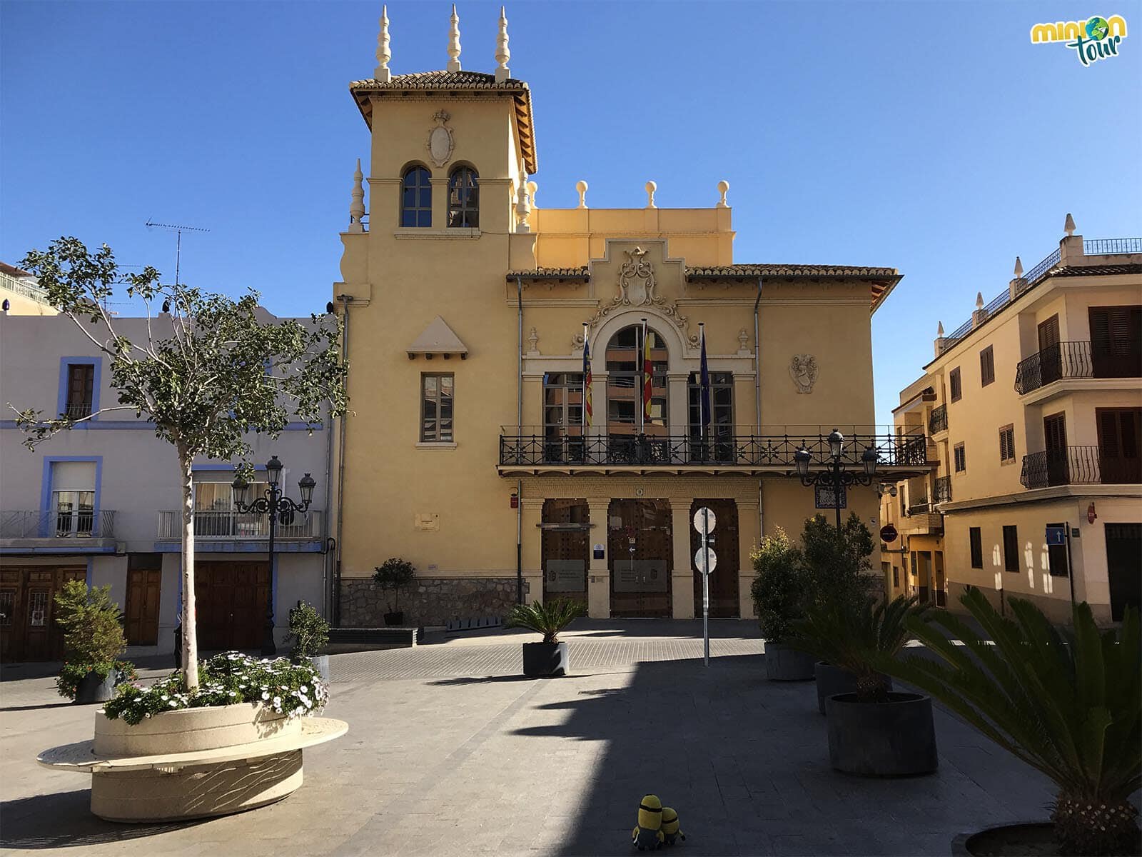 Los Minions cotilleando el Ayuntamiento de Riba-roja de Túria