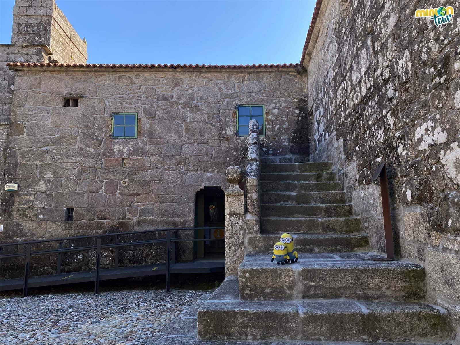 Vamos a visitar las viviendas del Castillo de Vimianzo