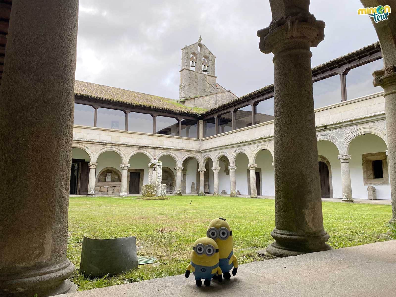 Minions en el claustro del Monasterio de Ferreira de Pantón