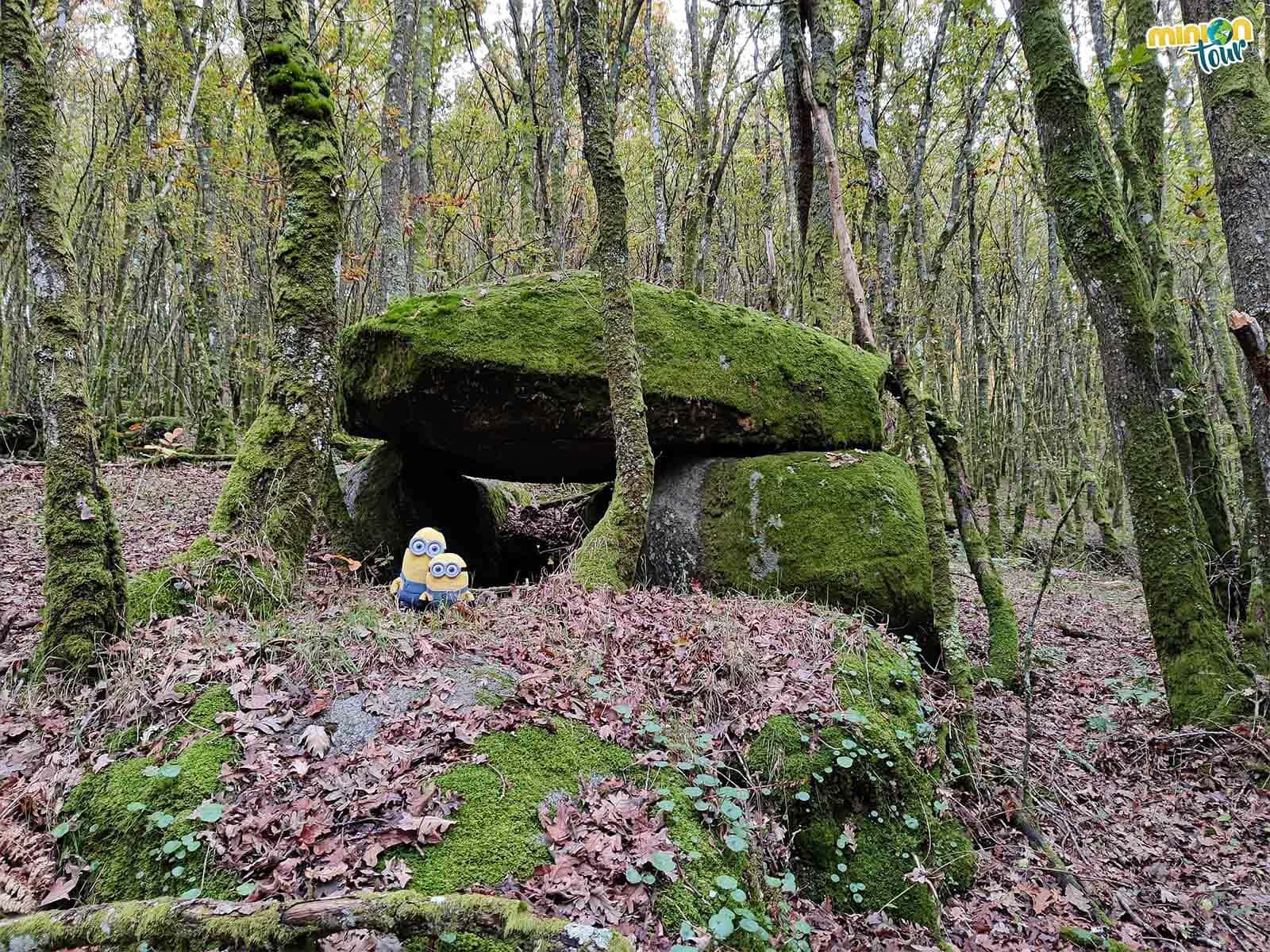 Estamos posando con el Dolmen de Leira Rapada en Vilatán