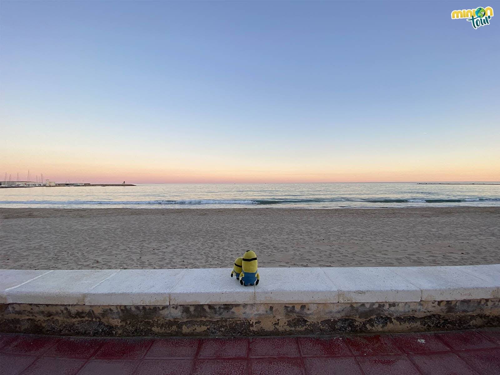 Estamos viendo la puesta de sol en la Playa de El Campello