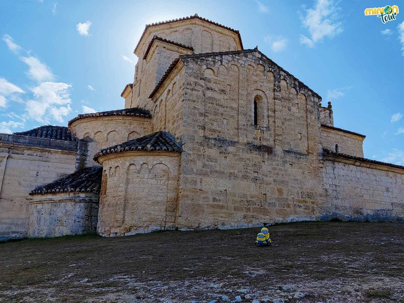 Estamos rodeando toda la ermita para que no te pierdas nada