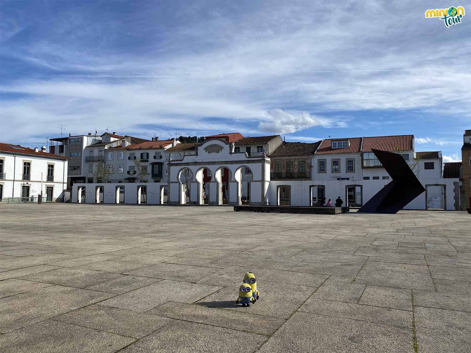 La Praça de Camões de Bragança es enorme