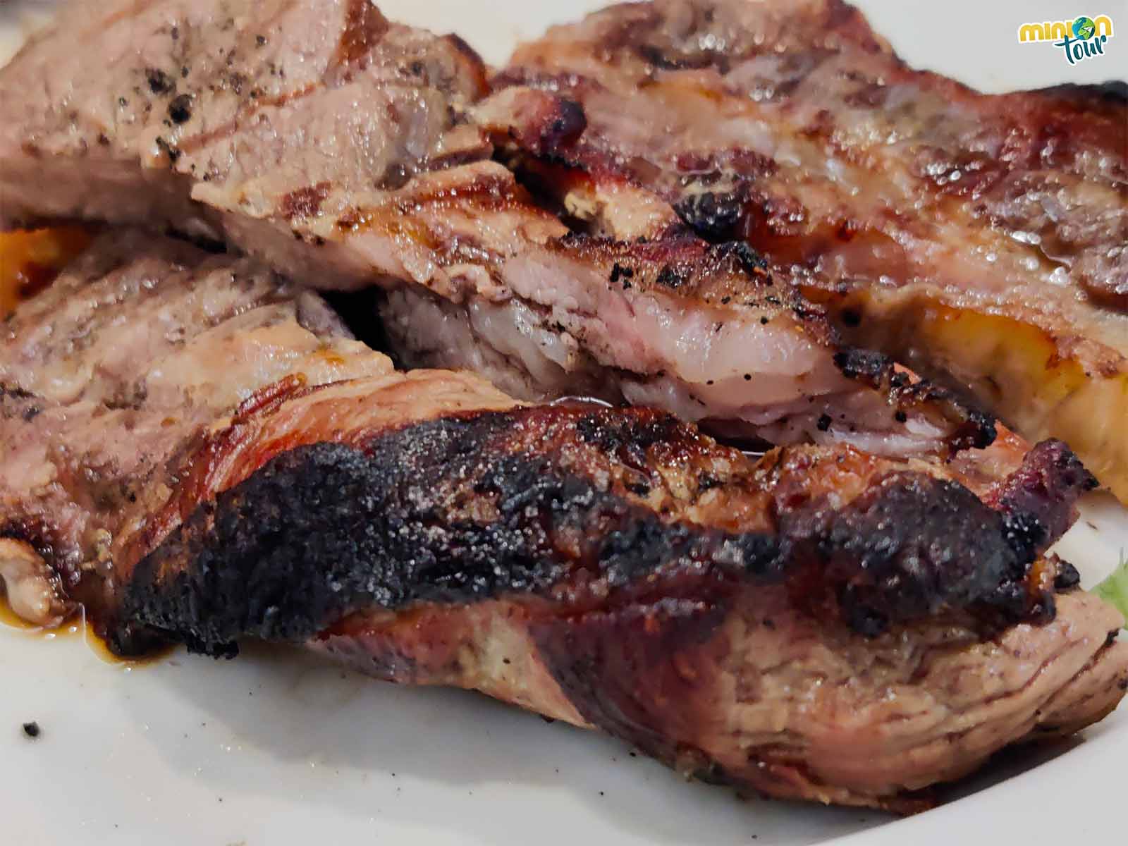 Entre los platos típicos de la gastronomía de Portugal está el cerdo a la alentejana