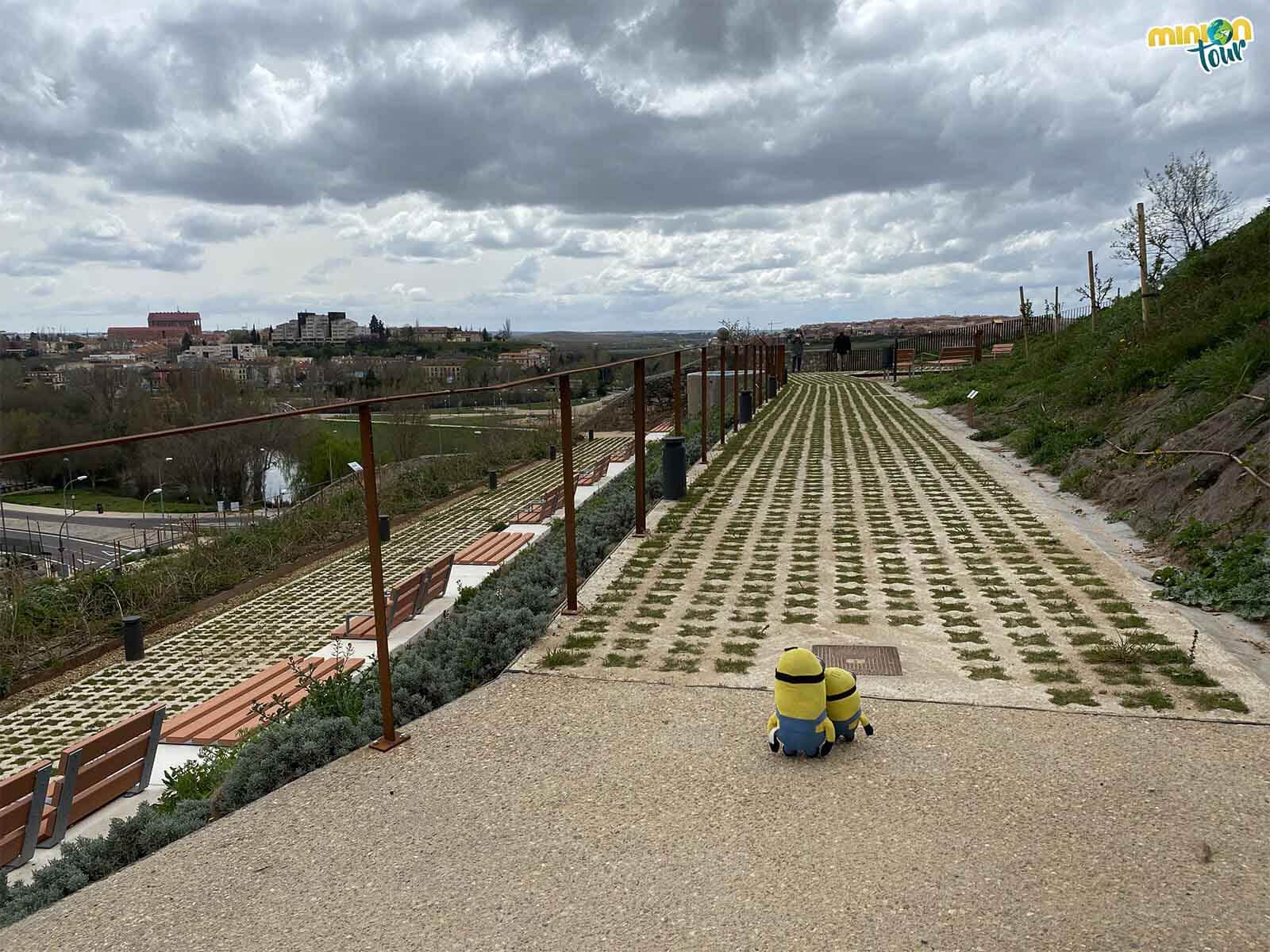 Estamos paseando por las laderas del Cerro de San Vicente con el mirador al fondo