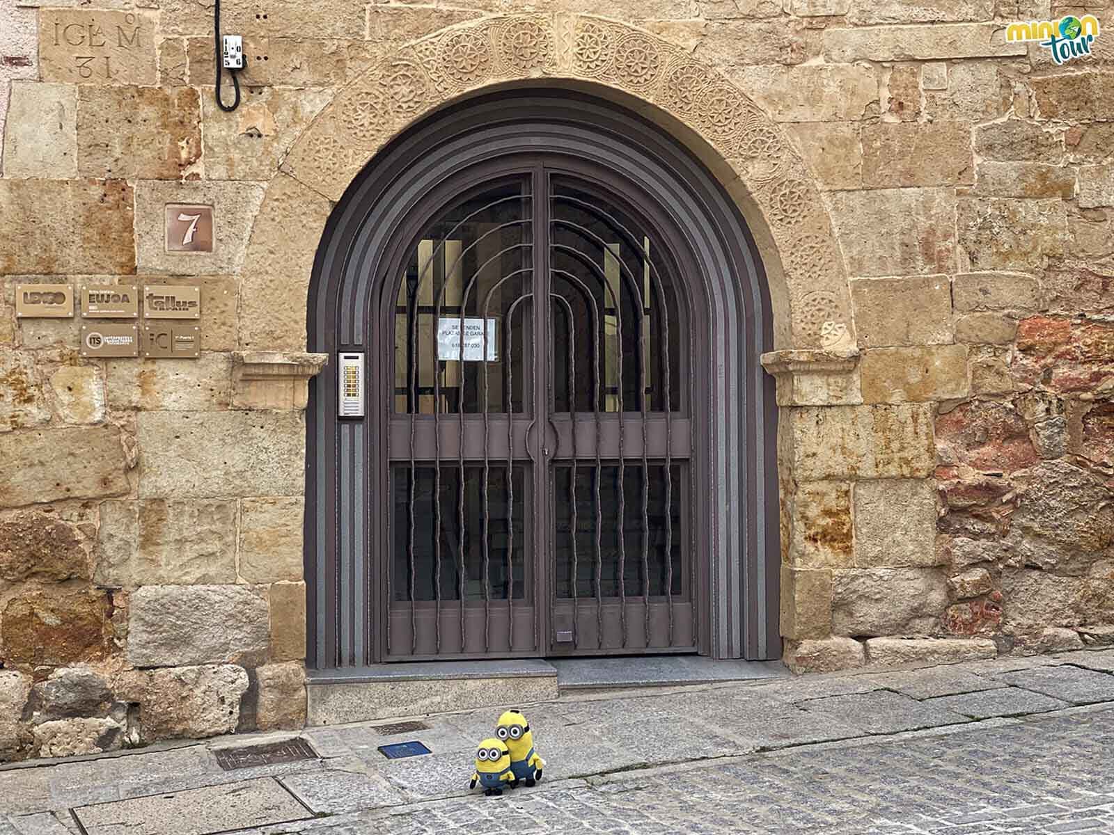 Hemos encontrado la portada románica de la Iglesia de San Cebrián, ¡yuhu!