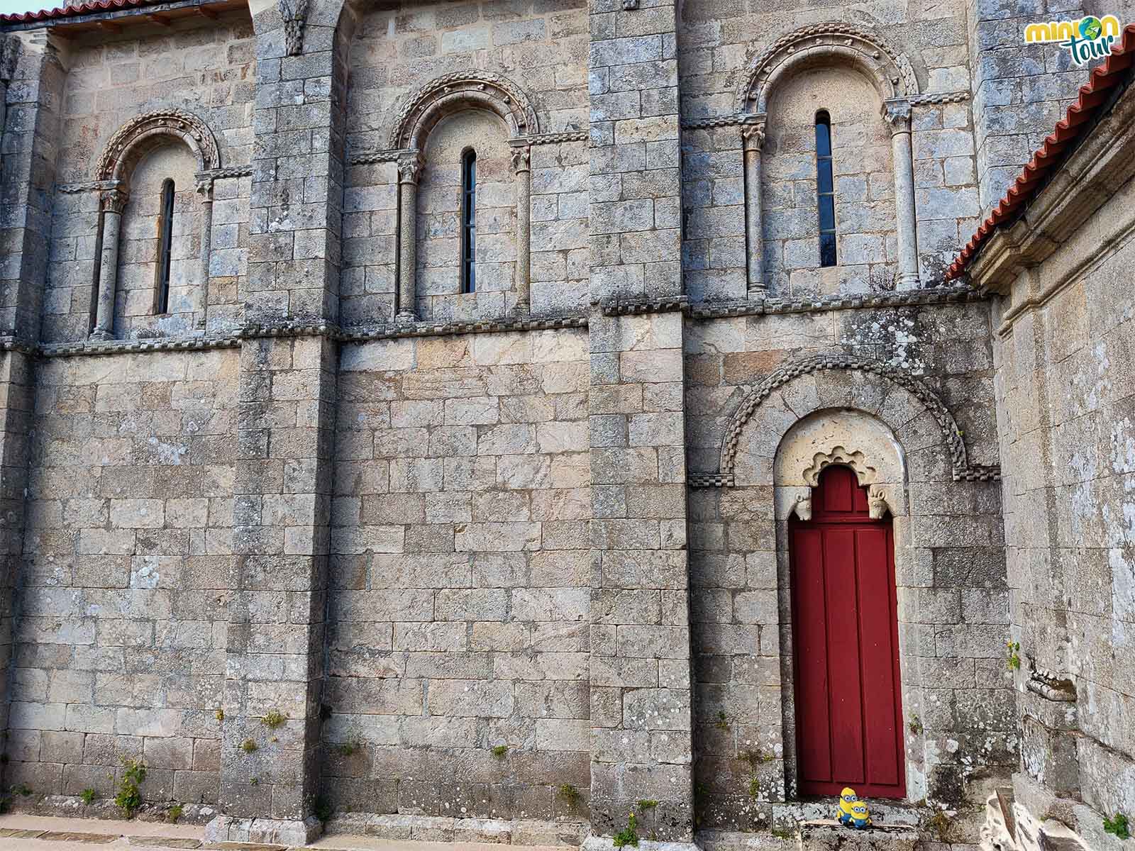 Por fuera solo puedes ver una de las puertas laterales de la Iglesia de San Paio de Diomondi