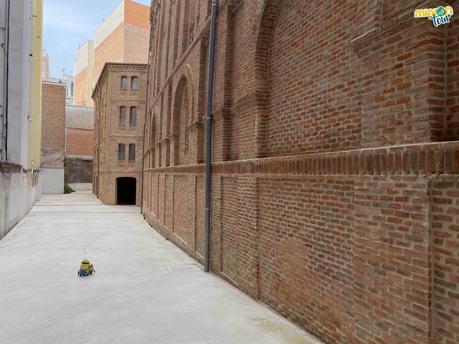 Esta otra fachada del Frontón Beti-Jai de Madrid es completamente diferente