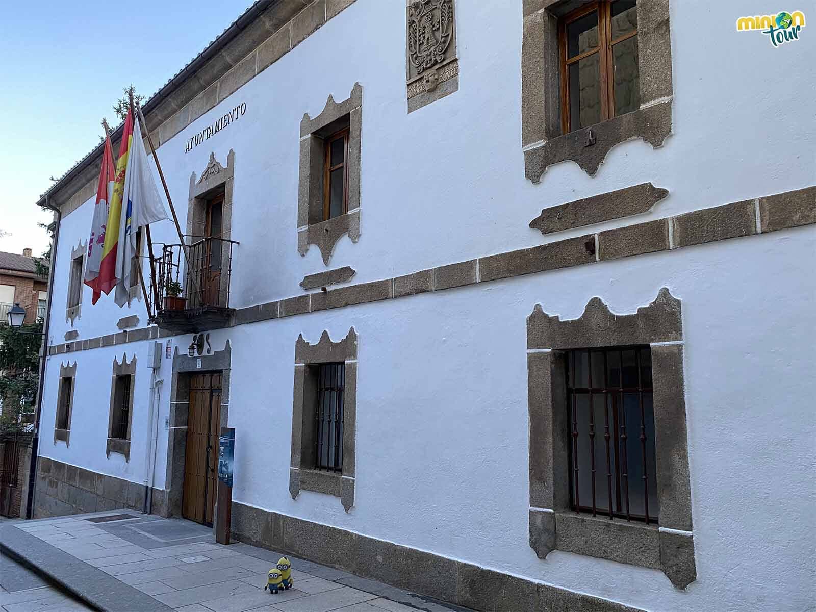 La Casa de la Administración tiene unas ventanas chulas y un pedazo de escudo