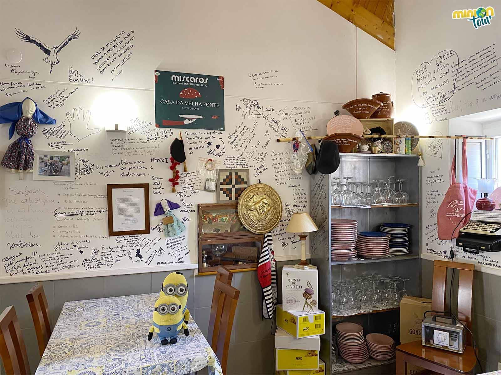 Sí, lo que ves en las paredes son mensajes de los clientes del Restaurante Casa da Velha Fonte