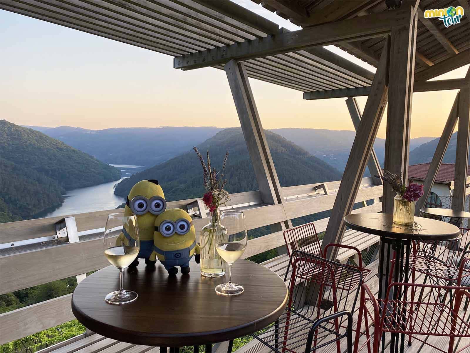 Estamos disfrutando de unas de las mejores vistas de O Cabo do Mundo con un albariño