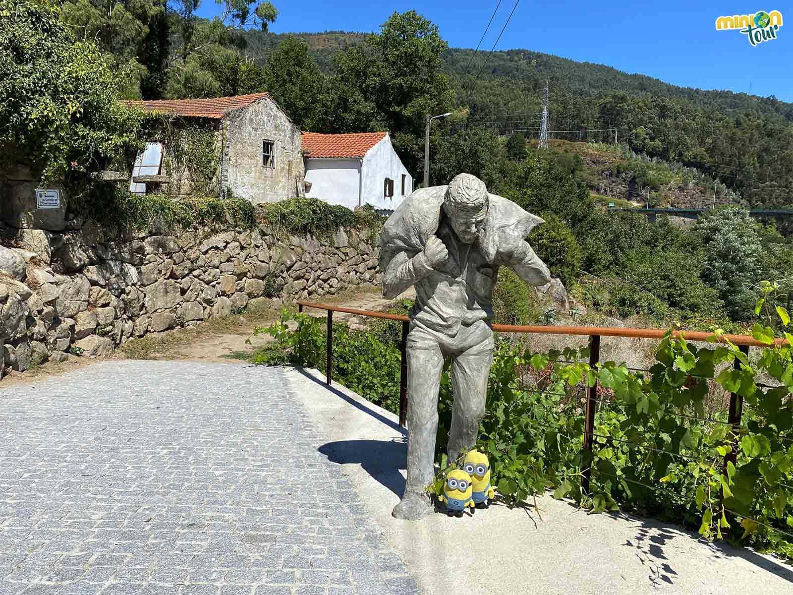 Minions con la estatua del señor contrabandista en Cevide
