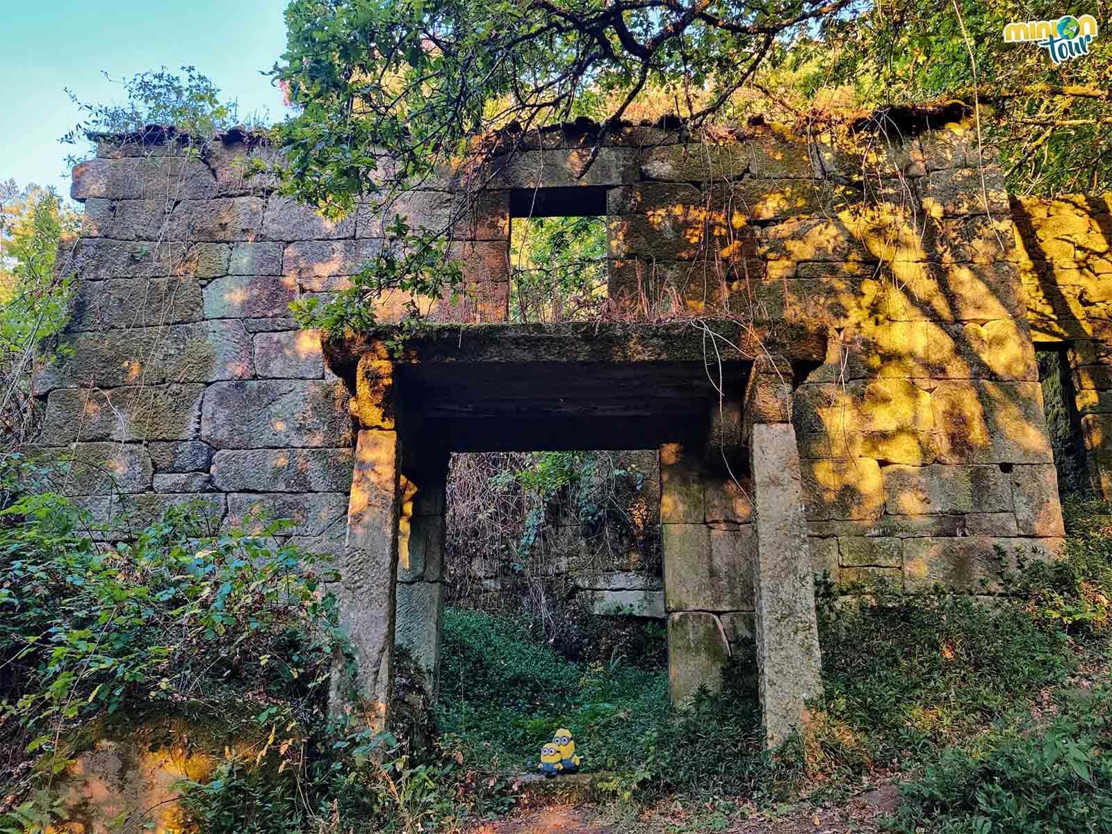 La aldea abandonada de A Barca es otro de los sitios que ver en Cortegada