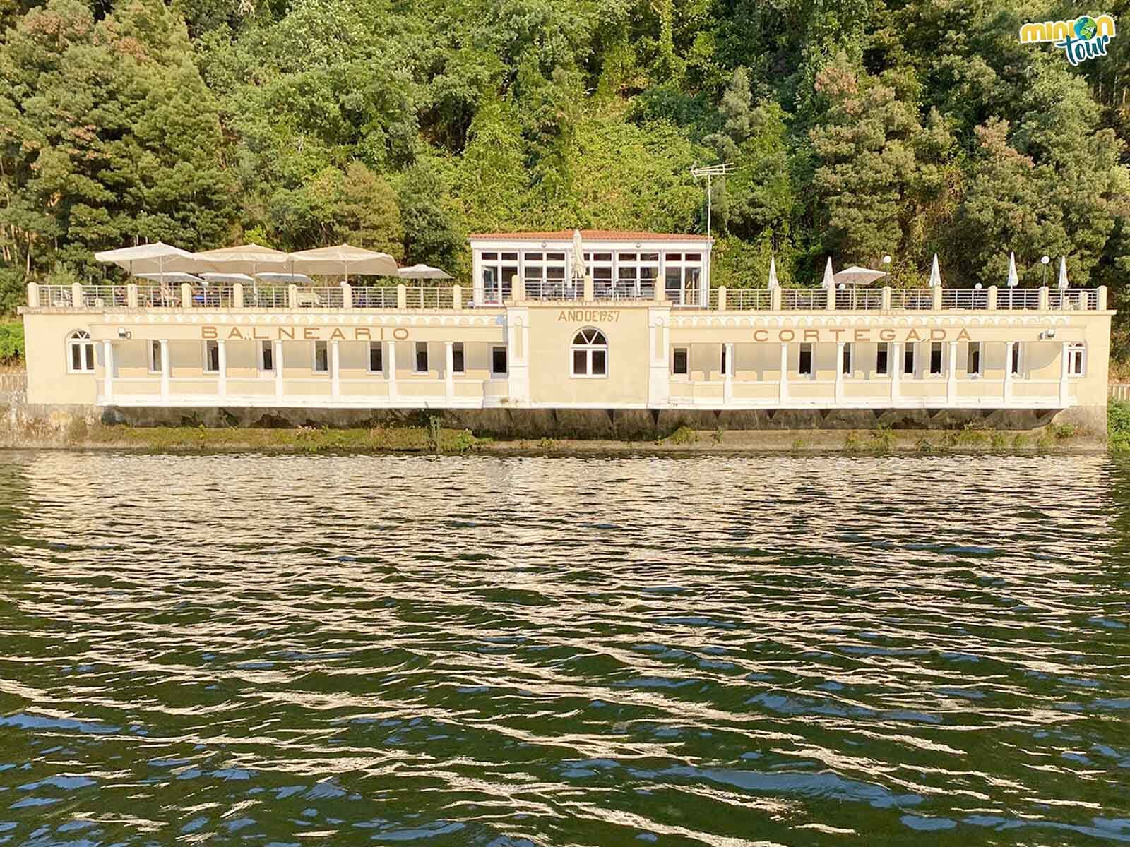 Visto desde el río el antiguo Balneario de 1937 también mola mogollón