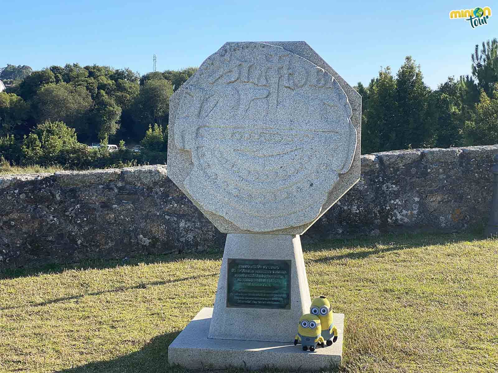 Hemos encontrado una réplica en piedra de la moneda de la traslatio de Adro Vello