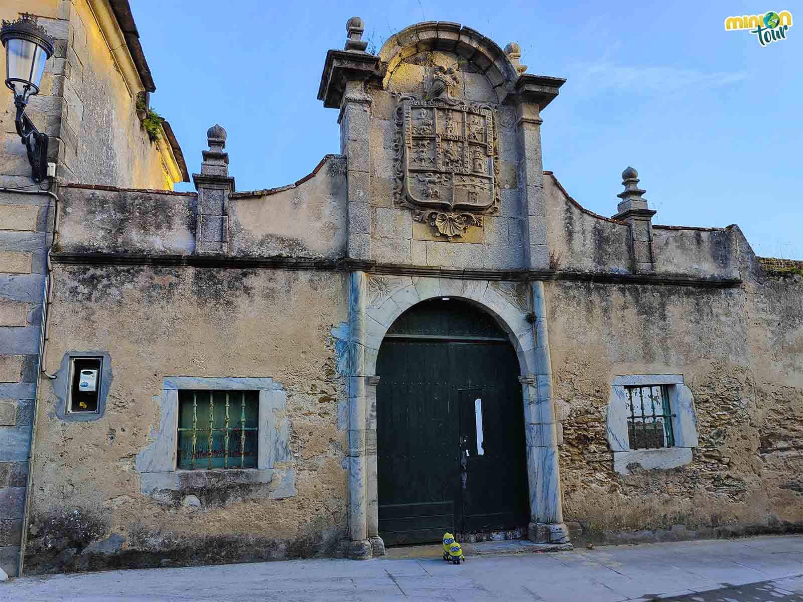 Este escudo es algo impresionante que ver en Castropol