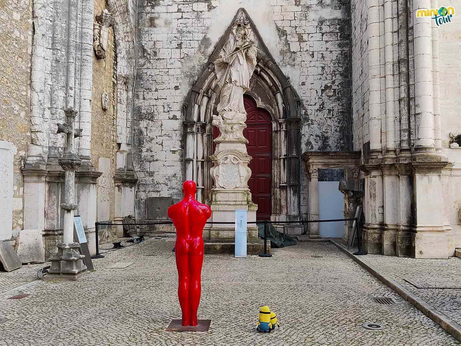 Hemos hecho un amigui de rojo en el Convento do Carmo de Lisboa