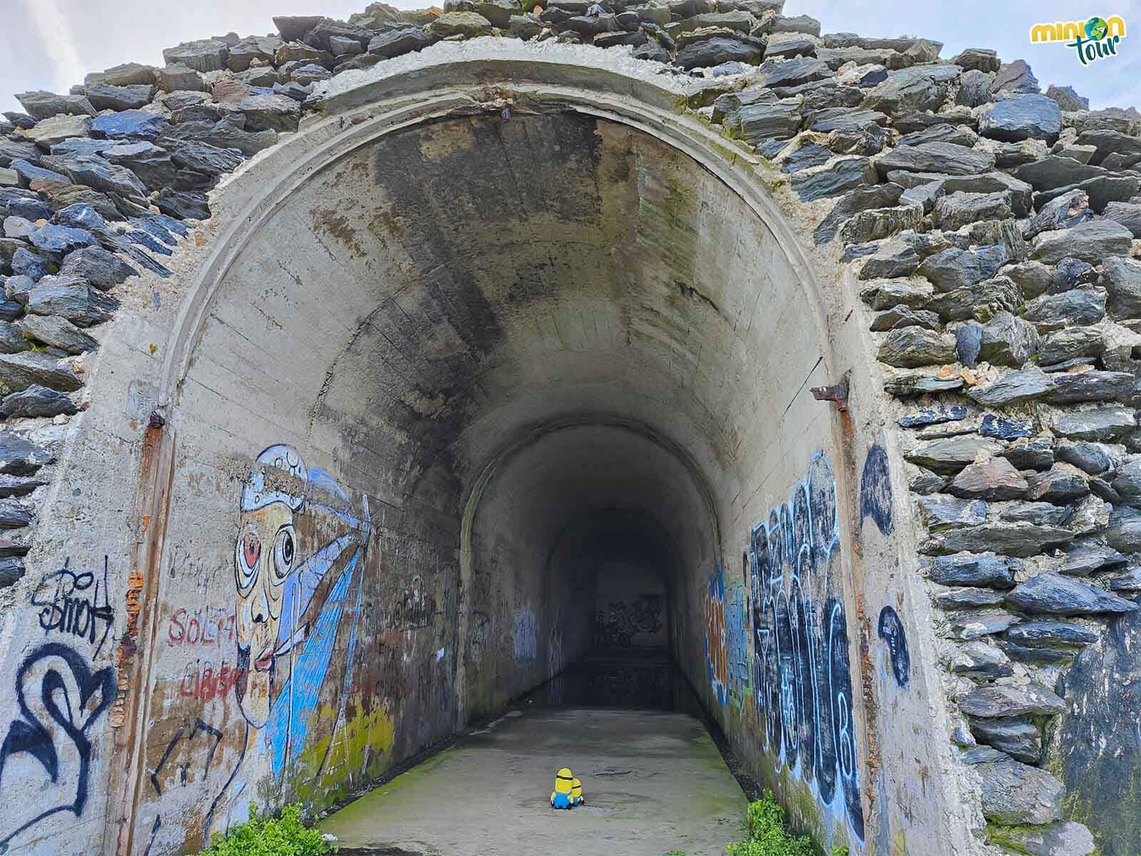 Nos hemos metido por uno de los túneles de la batería militar de Punta Frouxeira