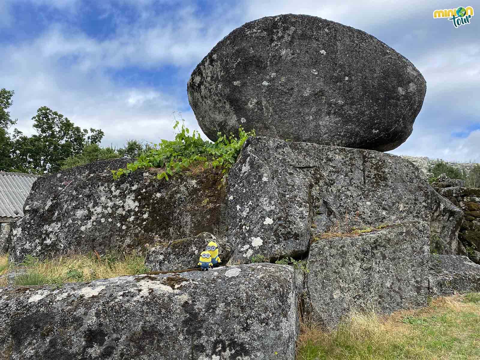 La aldea de A Cela y sus bolos de granito
