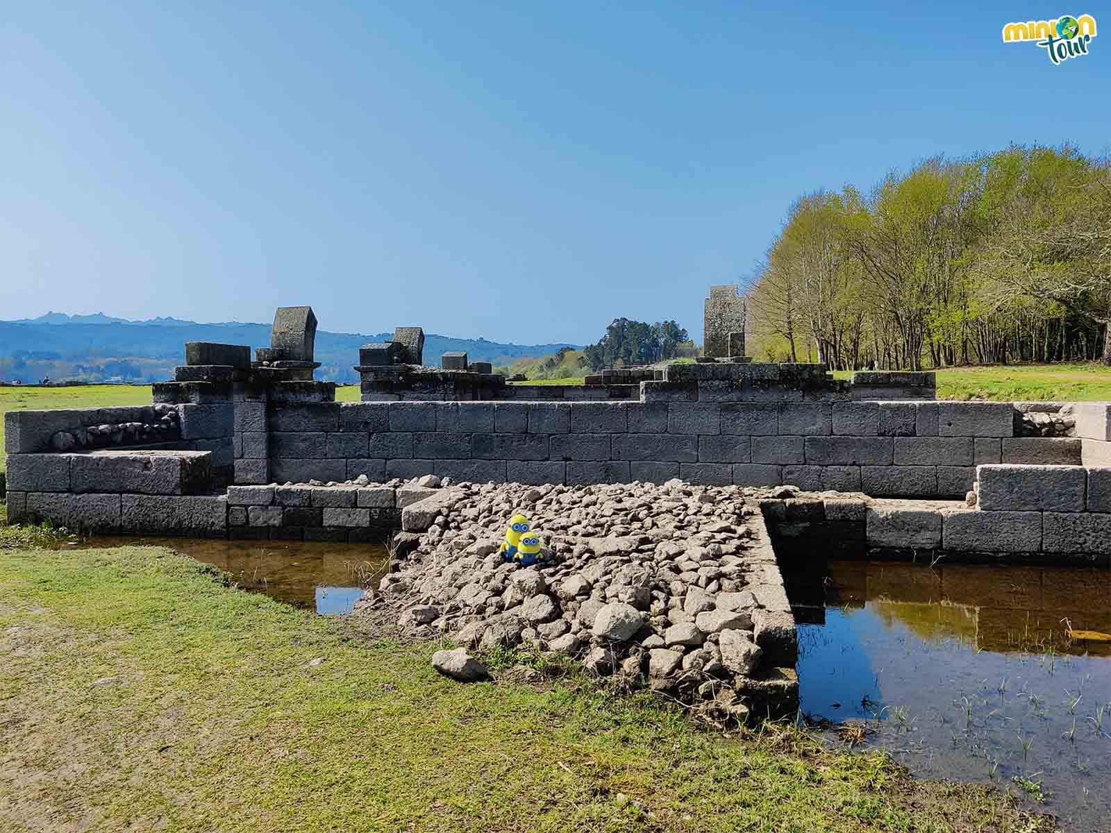 Las puertas del fuerte romano de Aquis Querquennis con agua