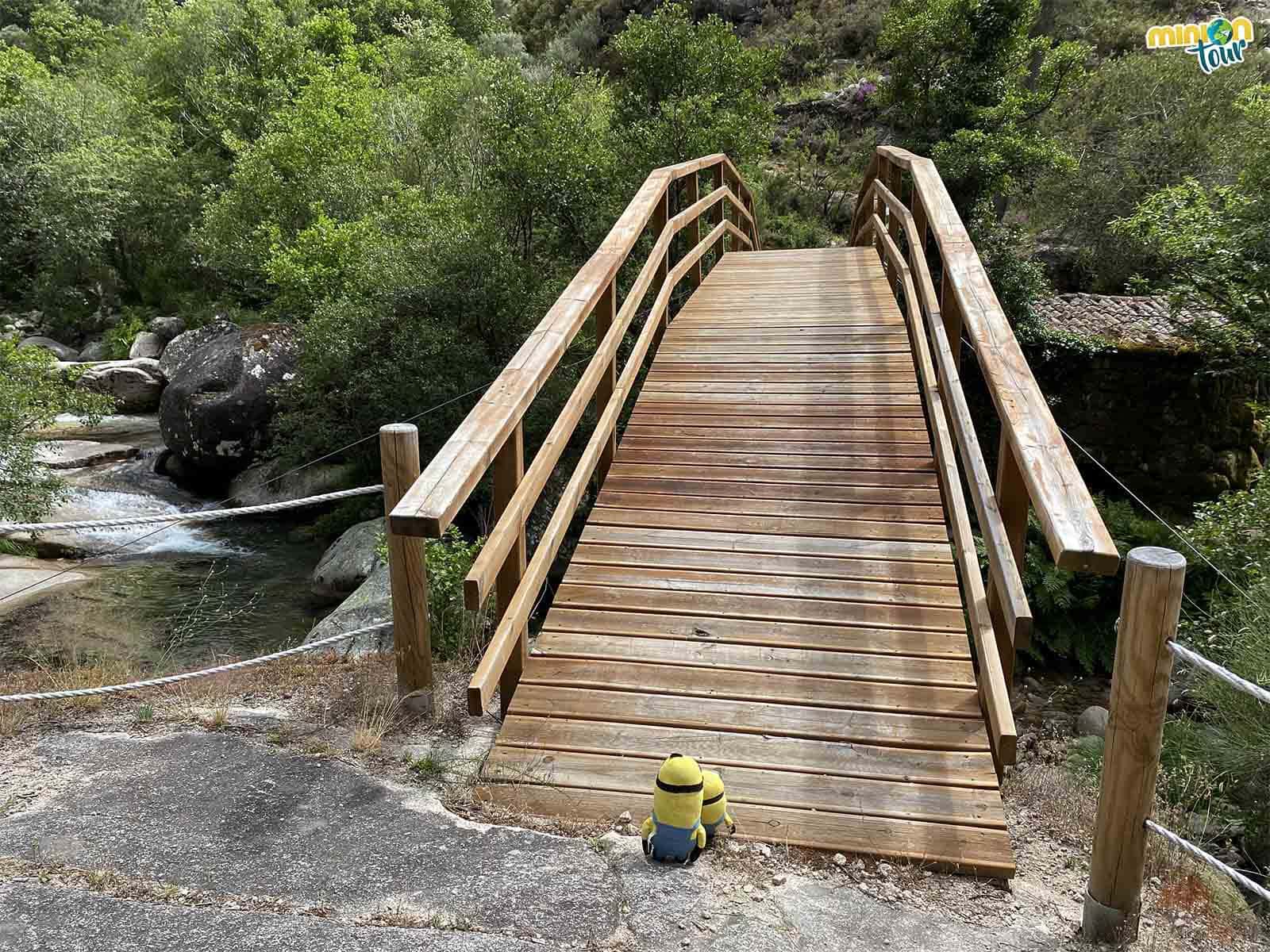 Vamos a cruzar el puente de madera para llegar al otro lado del río