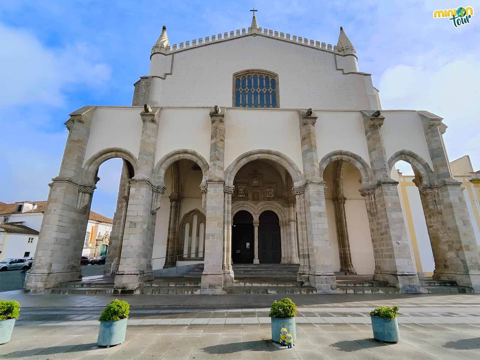 La Iglesia de San Francisco es otro de los sitios que no te puedes perder en Évora