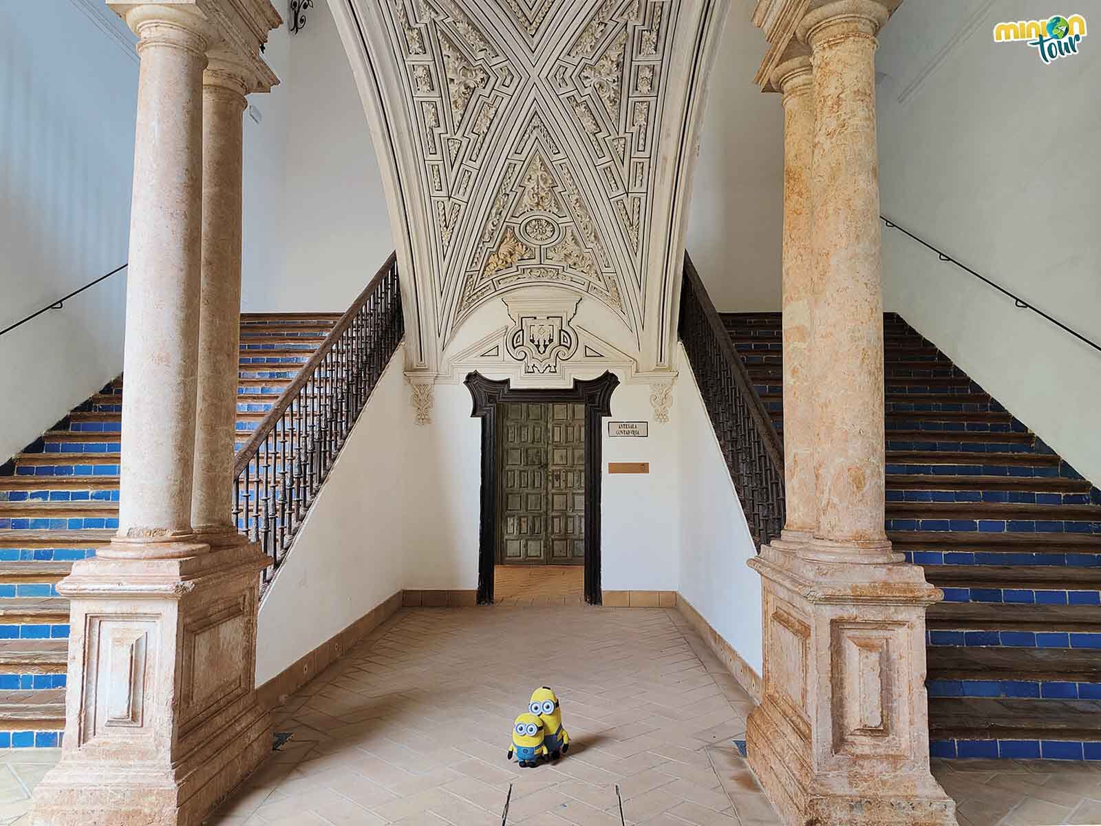 La parte baja de la escalera del Palacio de Peñaflor es una chulada