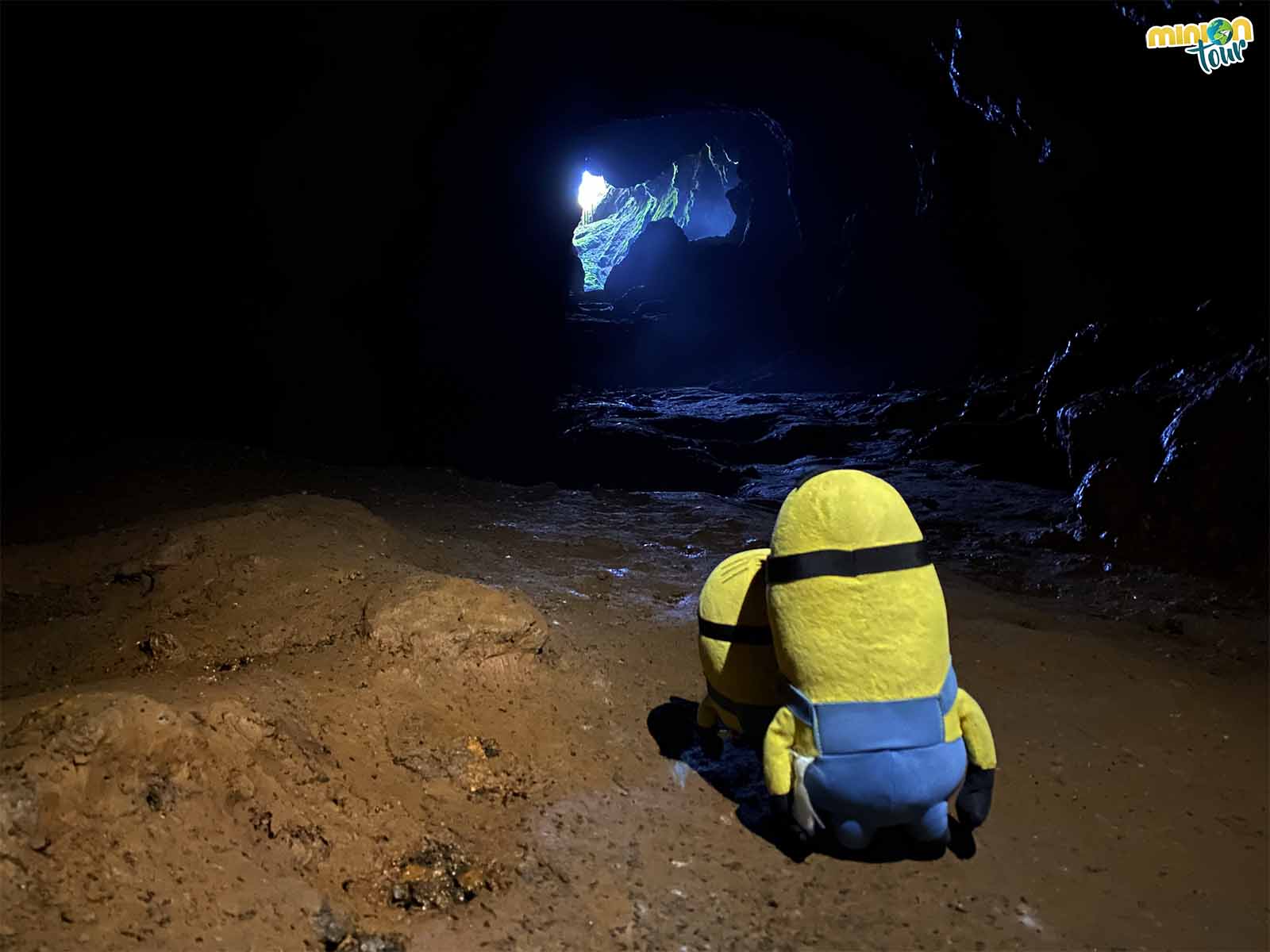 En el interior de la cueva no hay luz