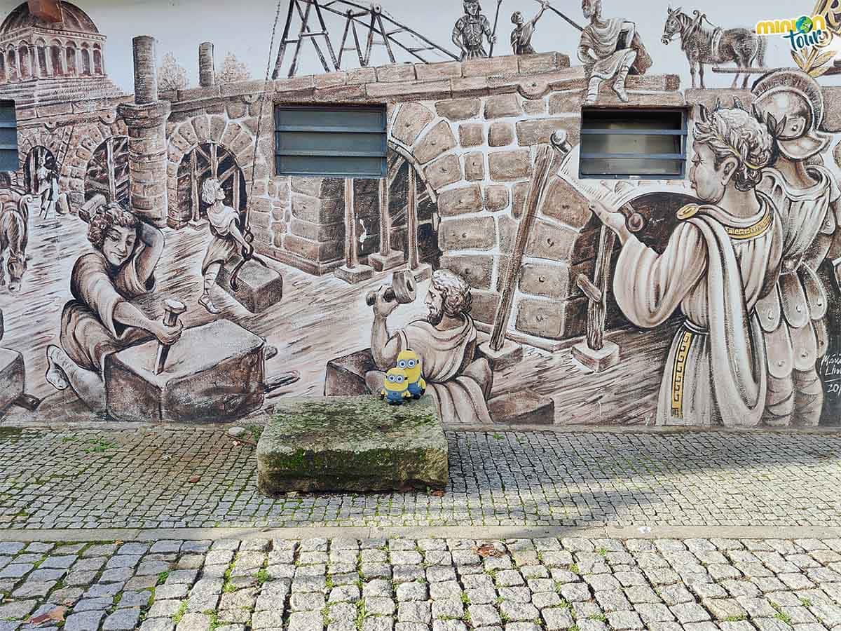 Este mural representa la construcción del Puente de Trajano