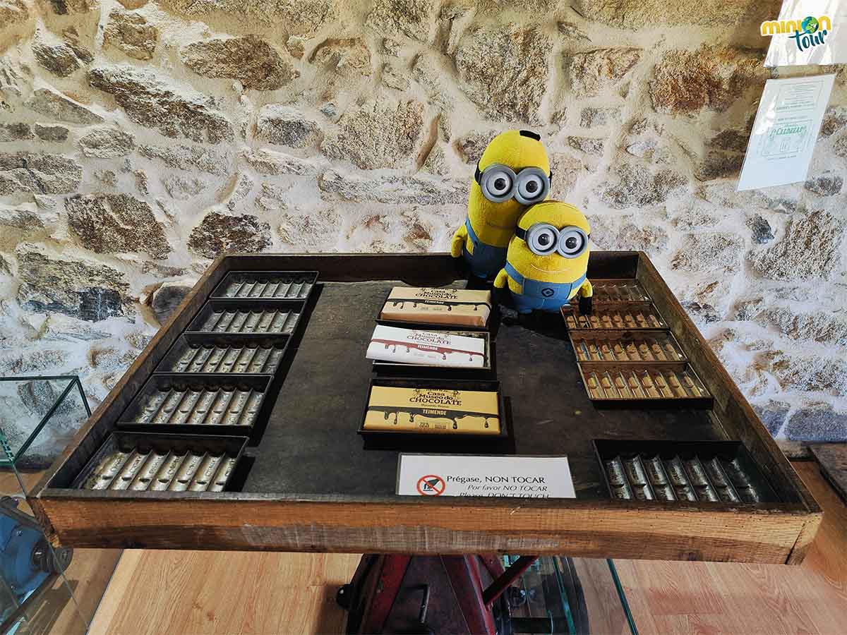Esto es una tableteadora para poner tabletas de chocolate