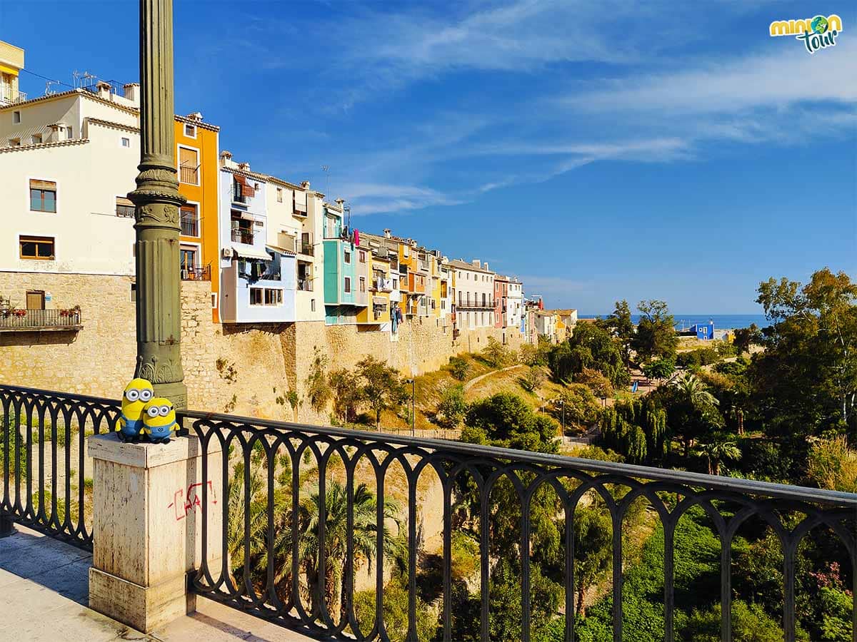 Panorámica de las casas colgantes de colores de La Vila Joiosa