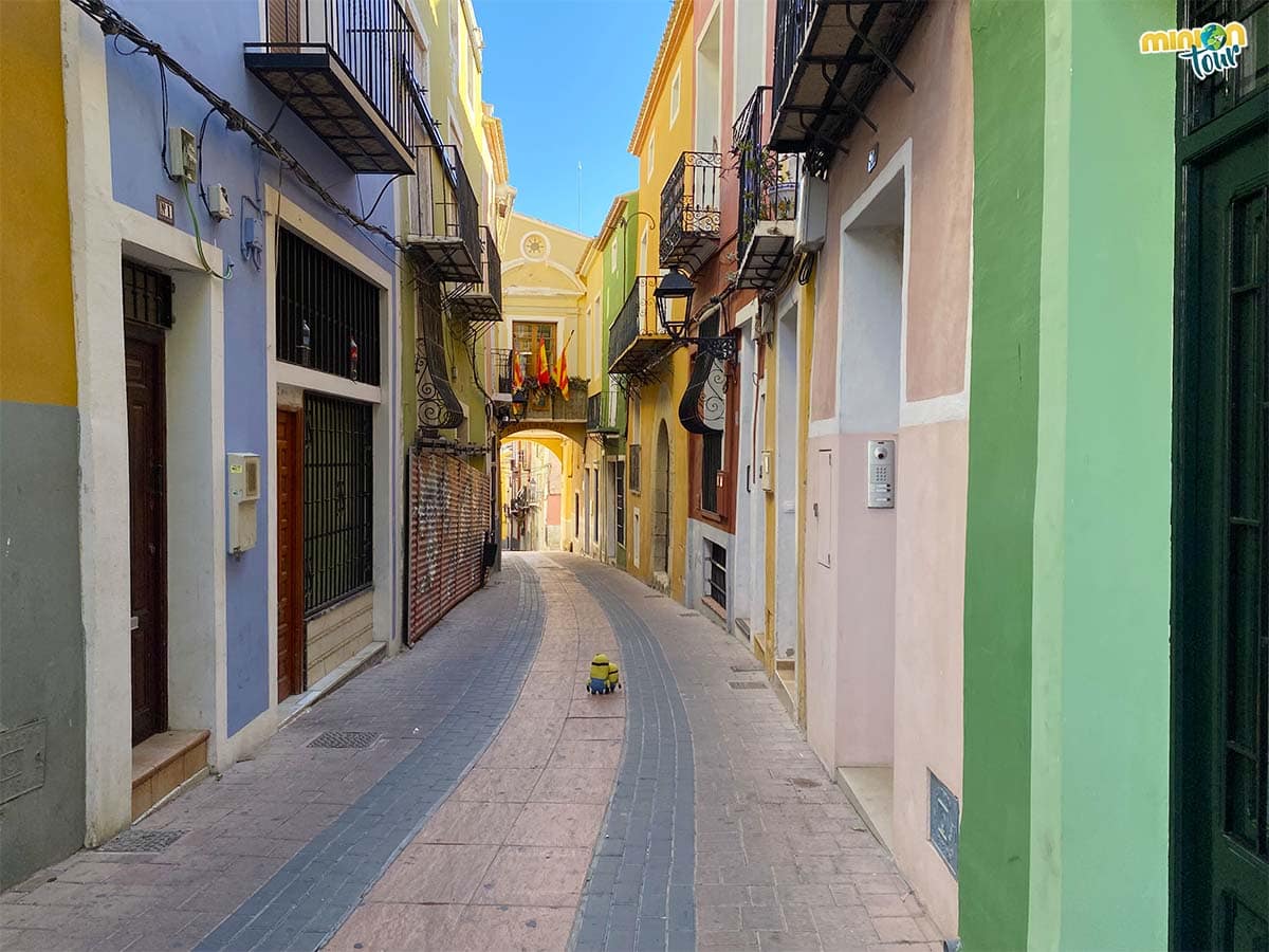 Vamos a pasar por debajo del Ayuntamiento