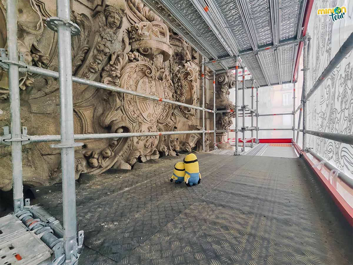 Minions visitando la restauración de la Portada del Museo de Historia de Madrid
