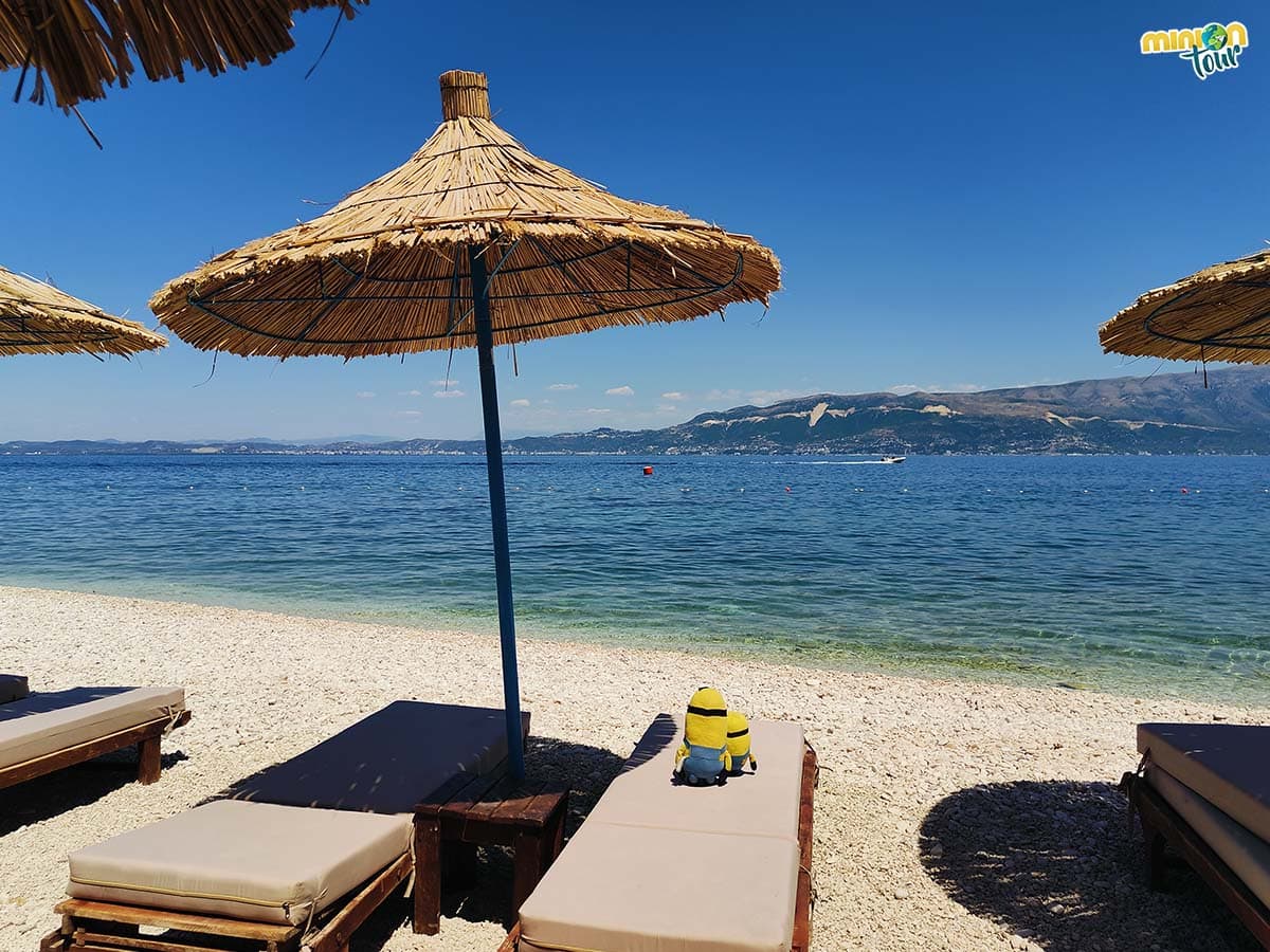 Minions relajándose en una playa de Karaburun