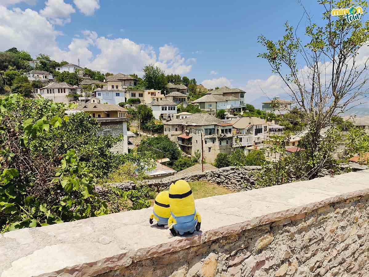 Gjirokastër no debería faltar en una ruta en coche por Albania