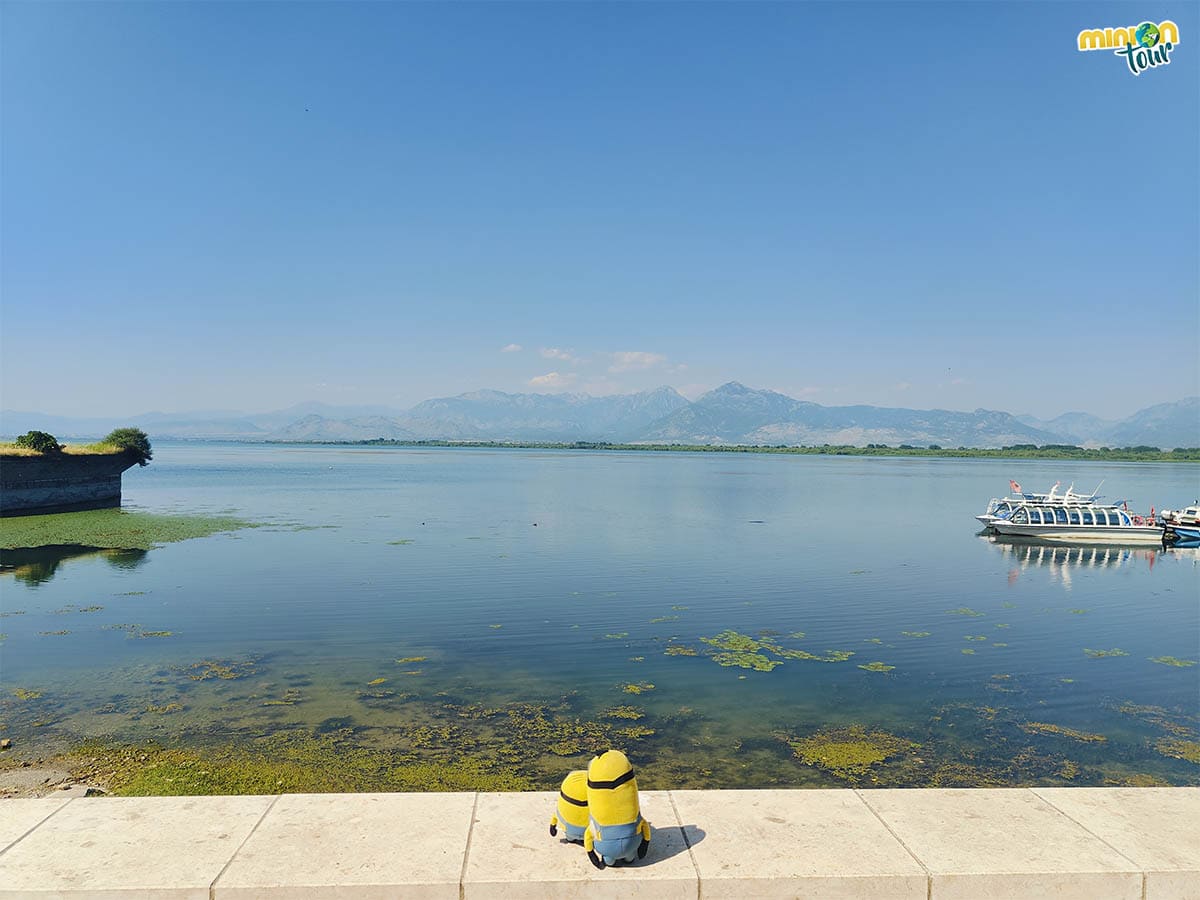 Este lago es muy grande
