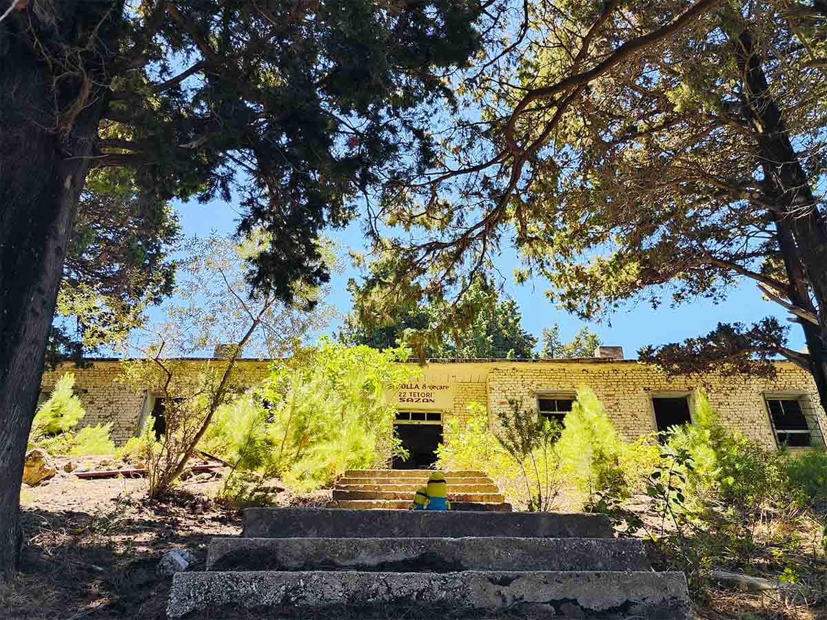 Esta es la escuela de la isla de Sazan