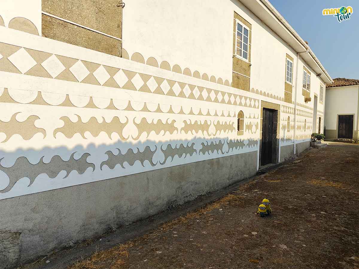 El esgrafiado es una técnica decorativa que puedes ver en Ribeira Sacra