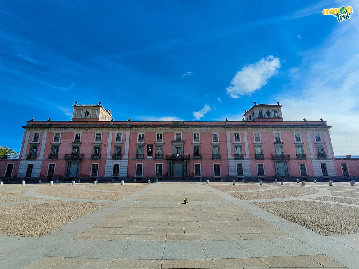 Este palacio es bastante grande para nosotros