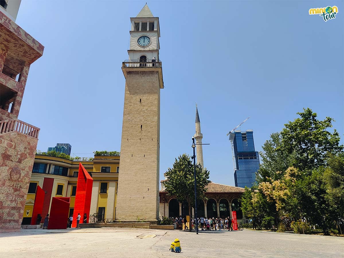 Vamos a subir a esta torre en el centro de Tirana