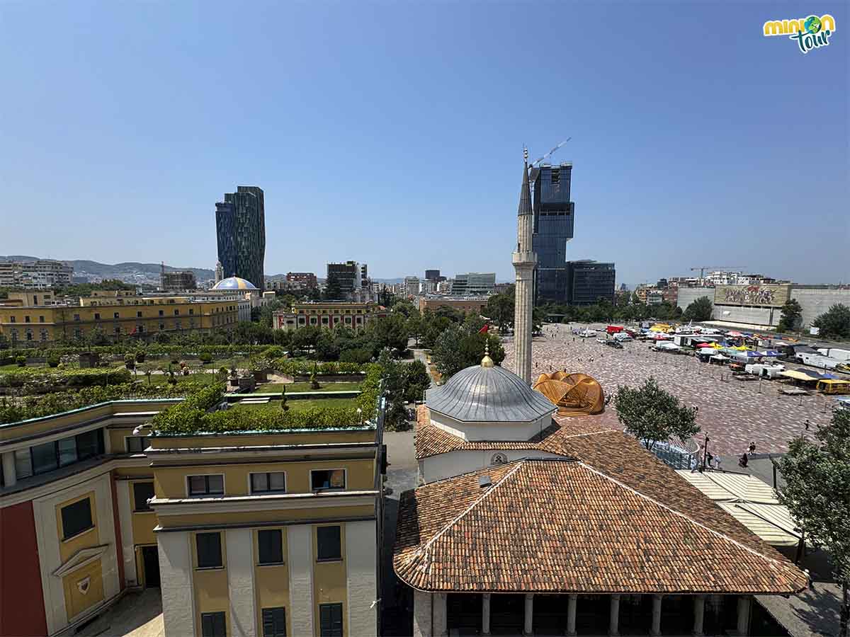 La Torre del Reloj es una de las cosas que ver en Tirana