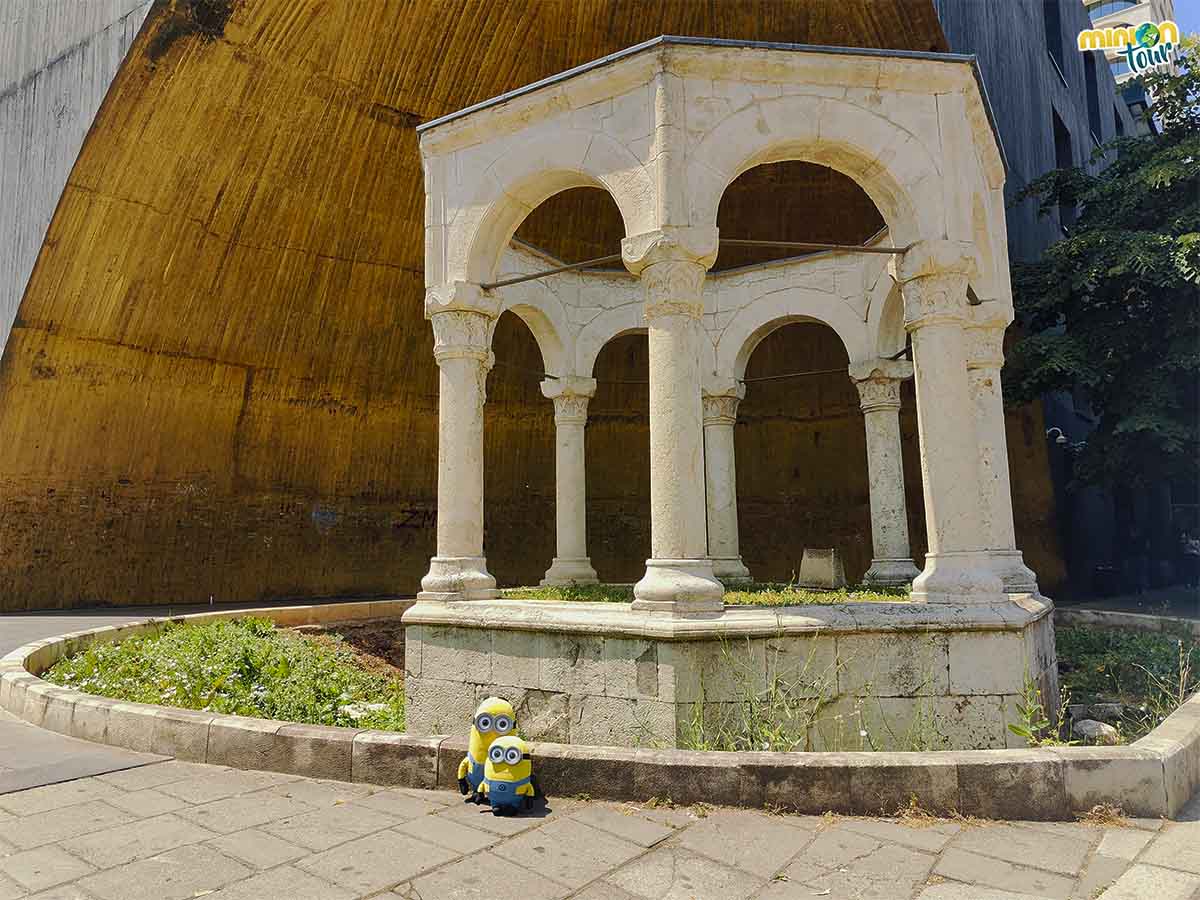 Un curioso monumento que tienes que ver en Tirana
