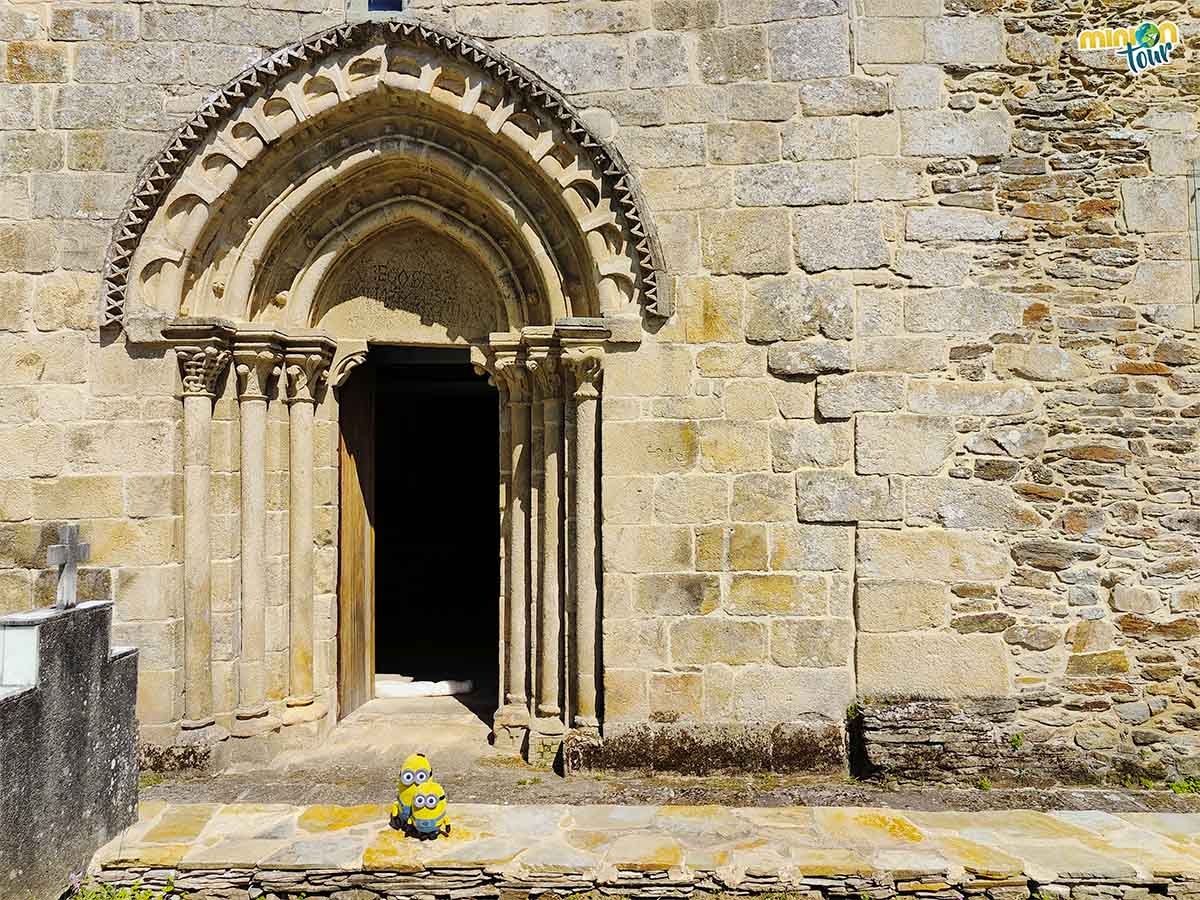 Esta es la portada principal de Santo Estevo de Atán