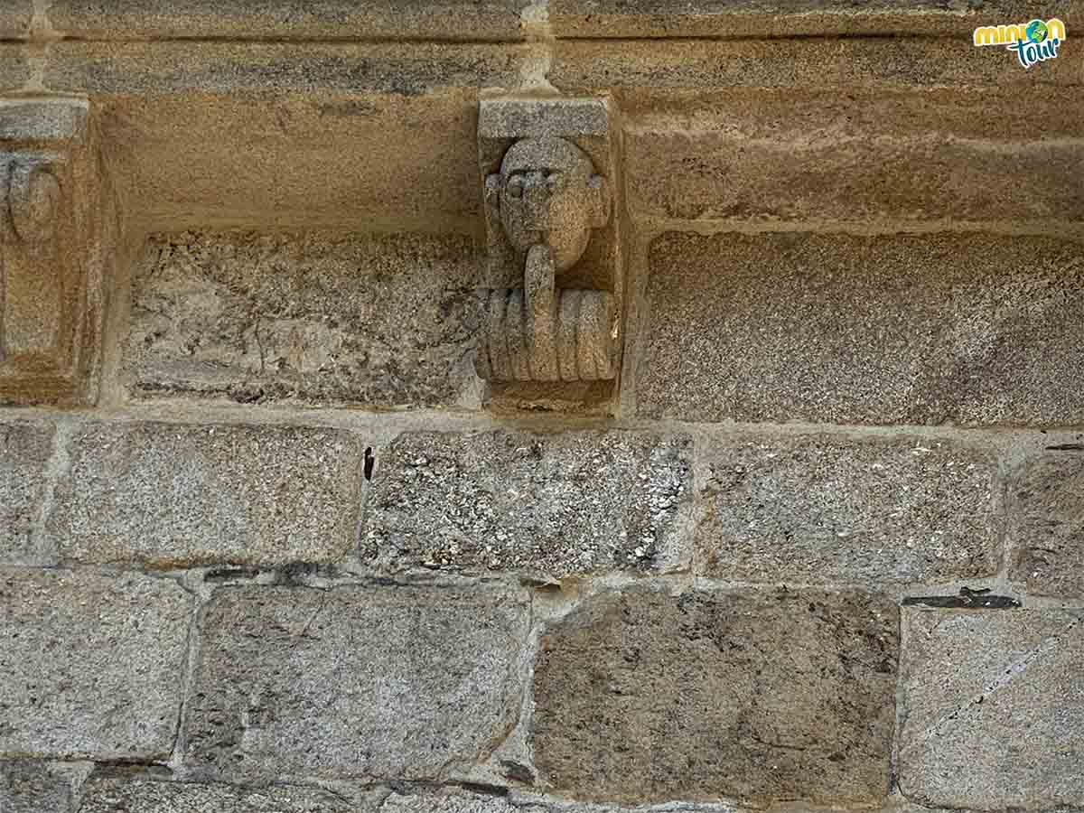 Este músico está tocando un dolio